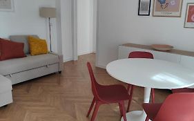 Elegante Bilocale A Milano Con Balcone