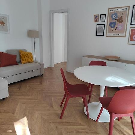 Appartamento Elegante Bilocale A Milano Con Balcone Esterno foto