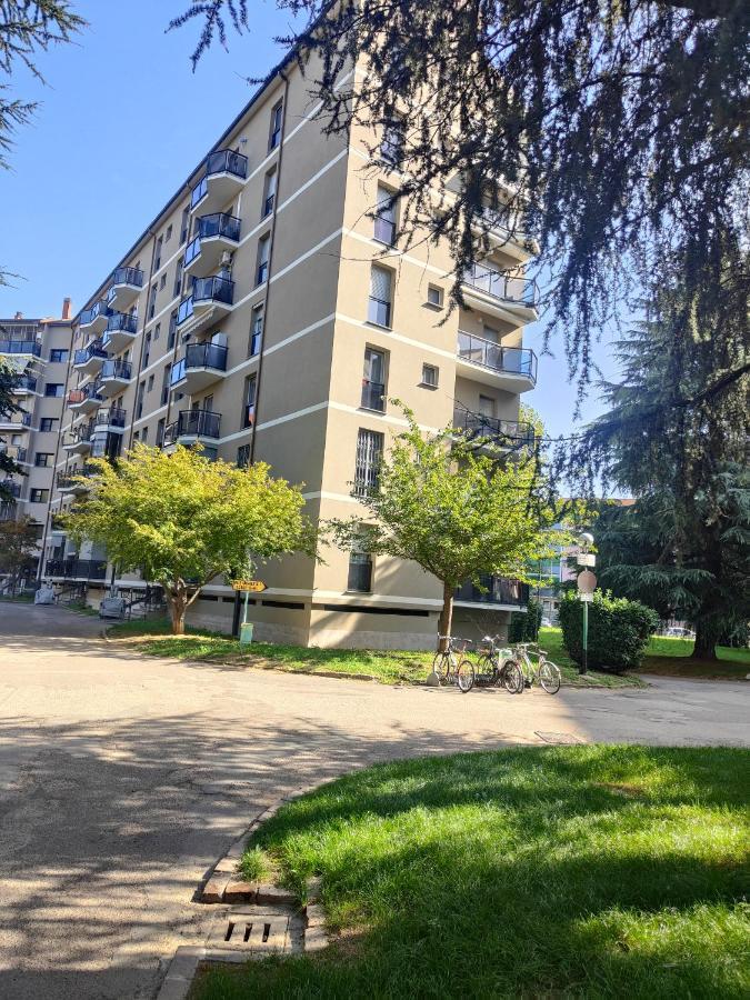 Appartamento Elegante Bilocale A Milano Con Balcone Esterno foto